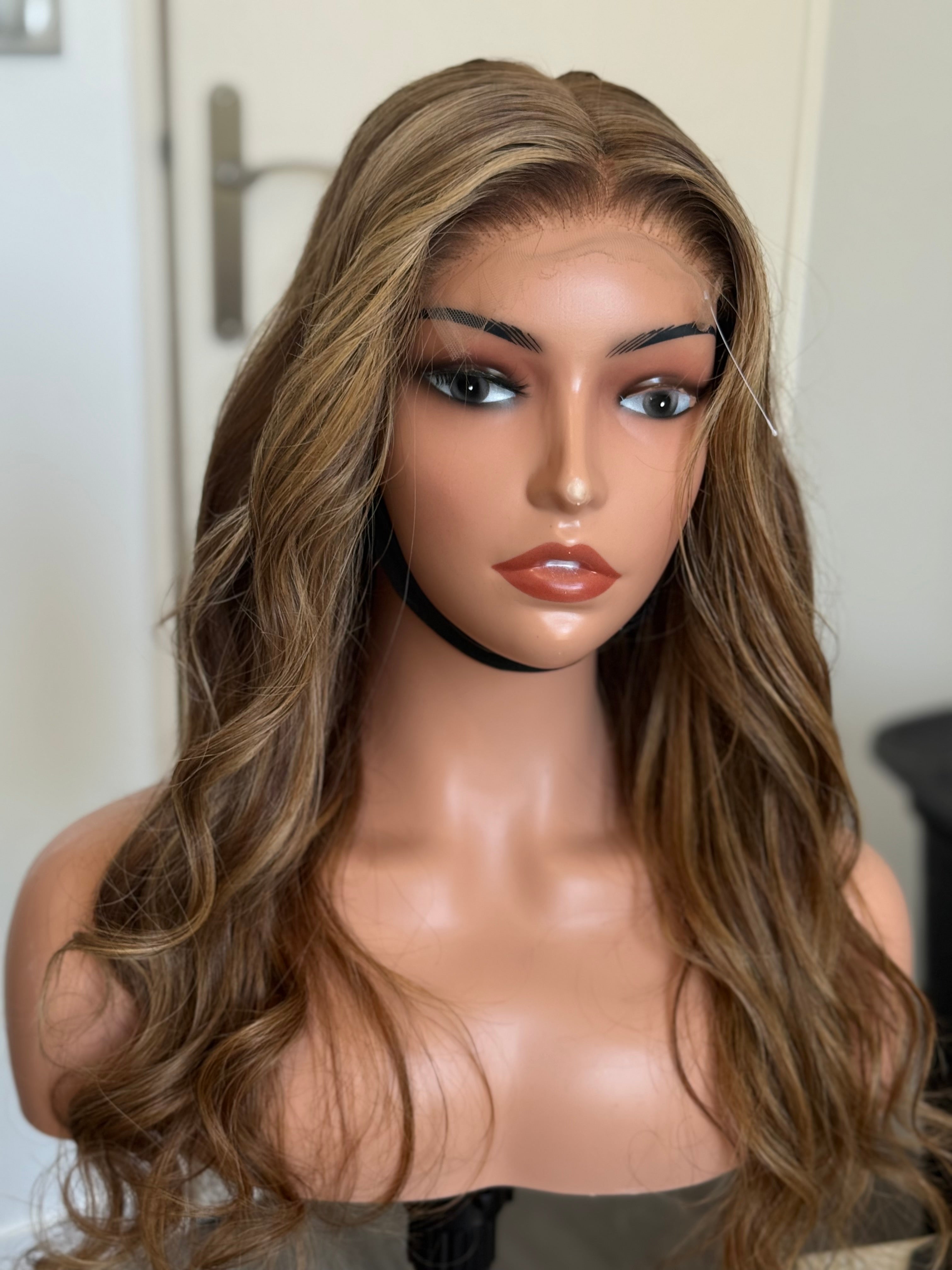Perruque Glueless Ondulée Brun Clair Méché Blond Doré – Lace HD – Cheveux 100 % Humains